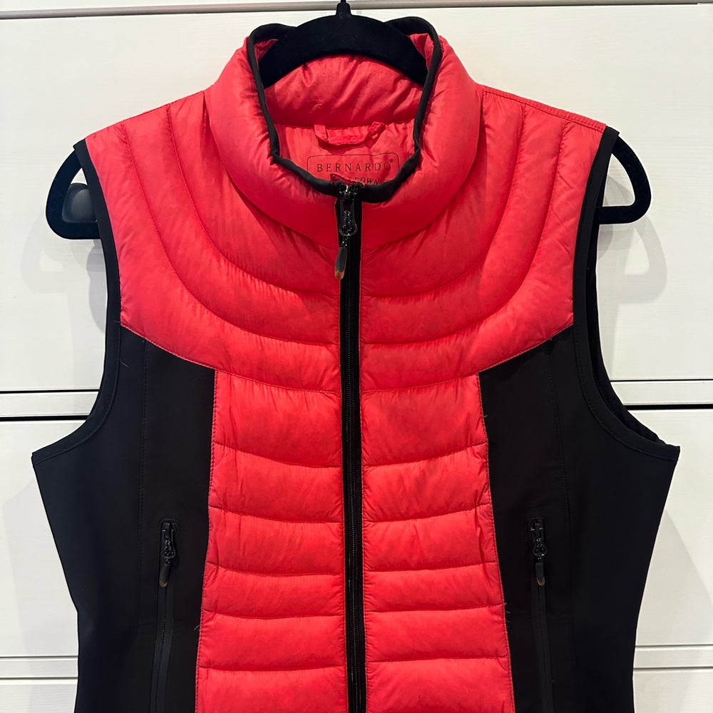 Bernardo Goose Down Women’s Puffer Vest Red and Black Packable Size Medium